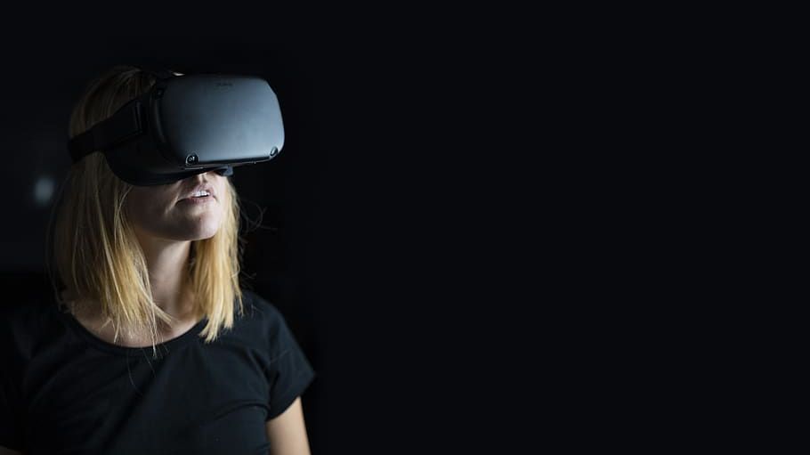 Facebook chce zpřístupnit virtuální realitu masám. Vydá levnější brýle